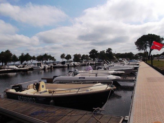 Location de bateaux de pêche et balade sur le lac de Parentis-Biscarrosse